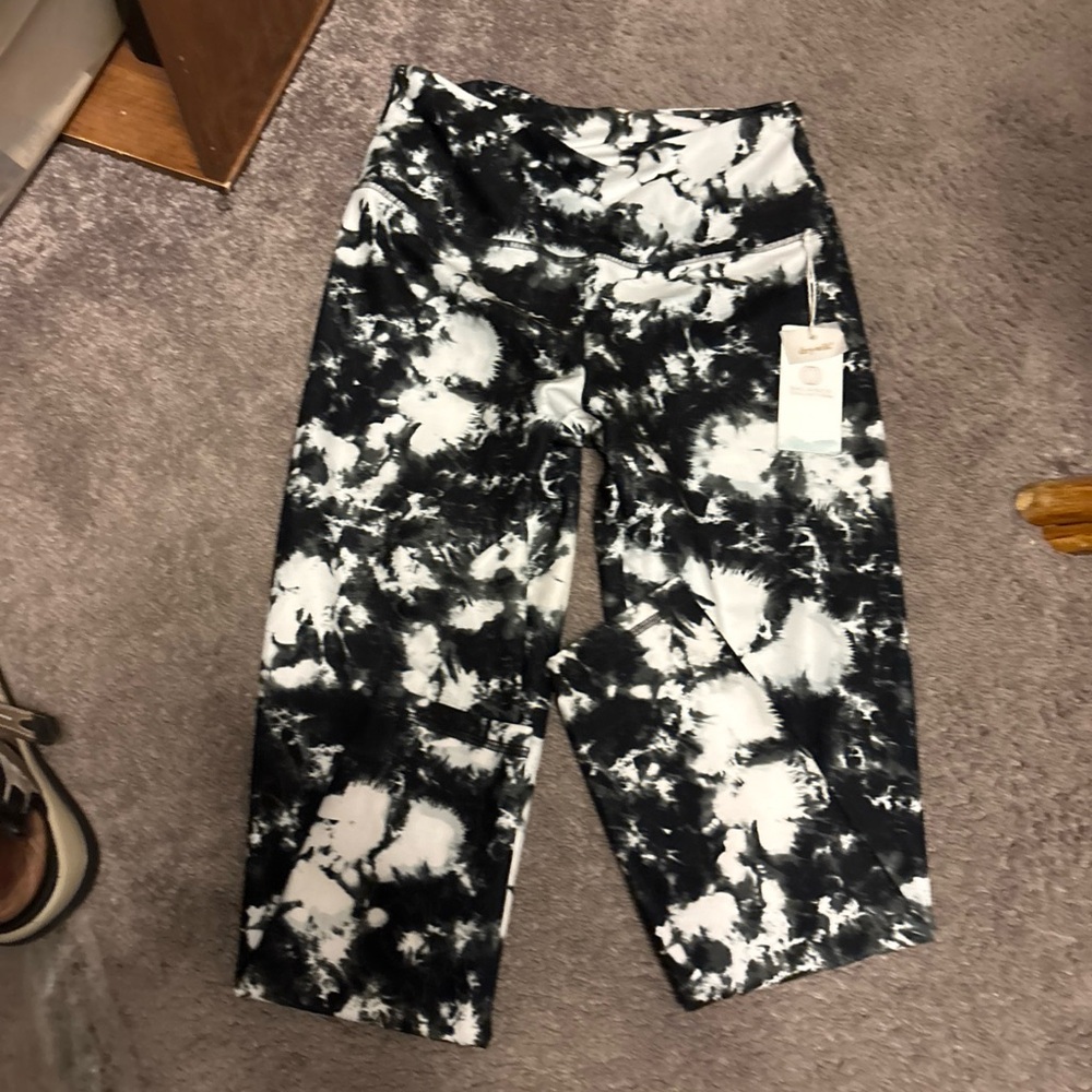 Balance Collection Pattern Leggings. Black and gray